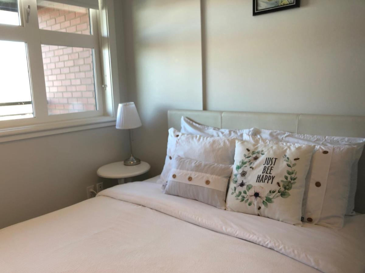 Amicable, Cozy, High Speed Internet, Sleeps 2 Riverview Downtown Apartment YYC المظهر الخارجي الصورة